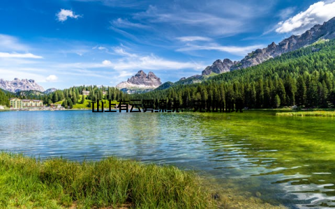 山上有云雾缭绕, 宛如仙境